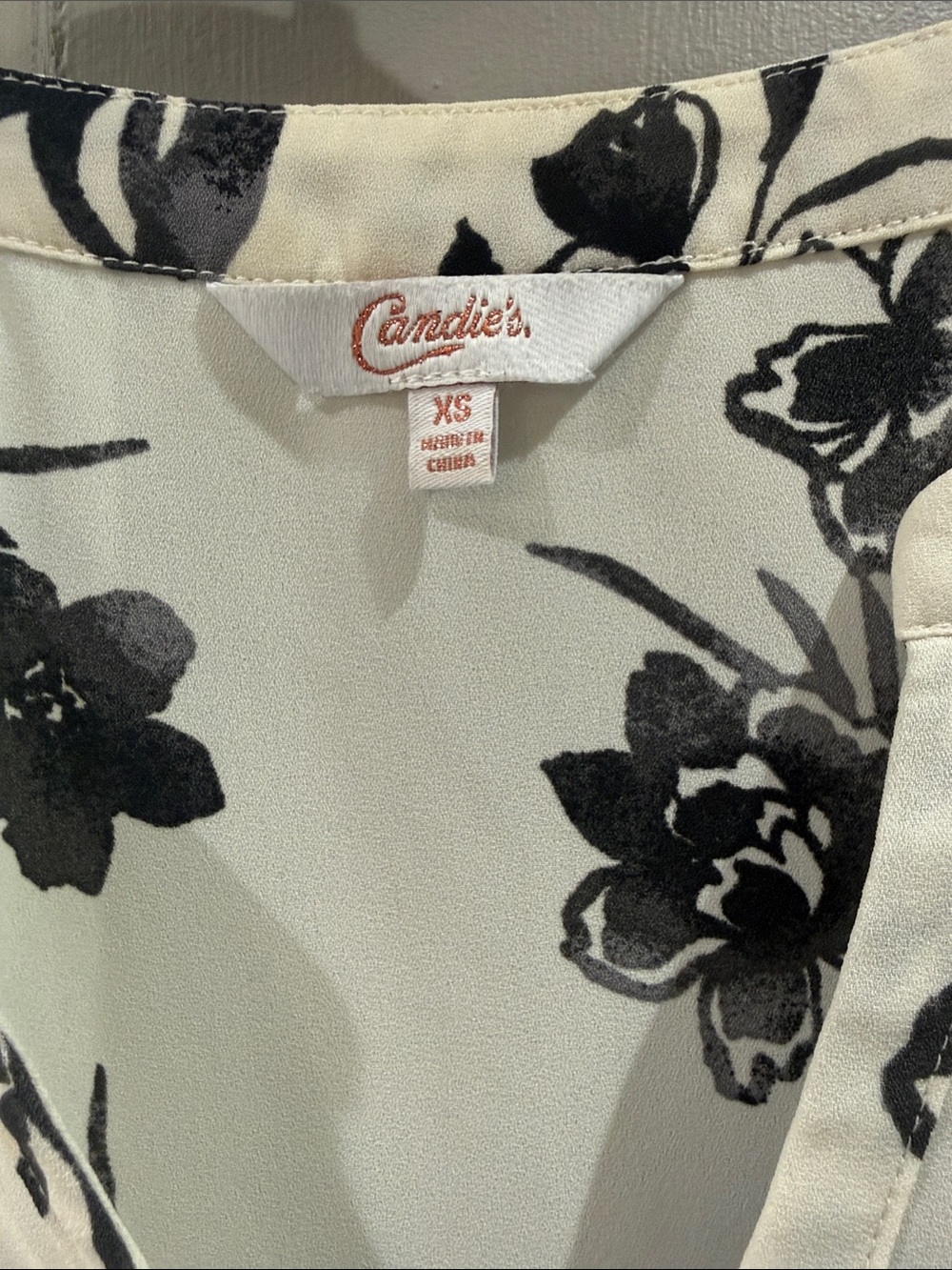 Candie's White Sleeveless V-Neck Blouse with Black Floral Print - Picture 2 of 7